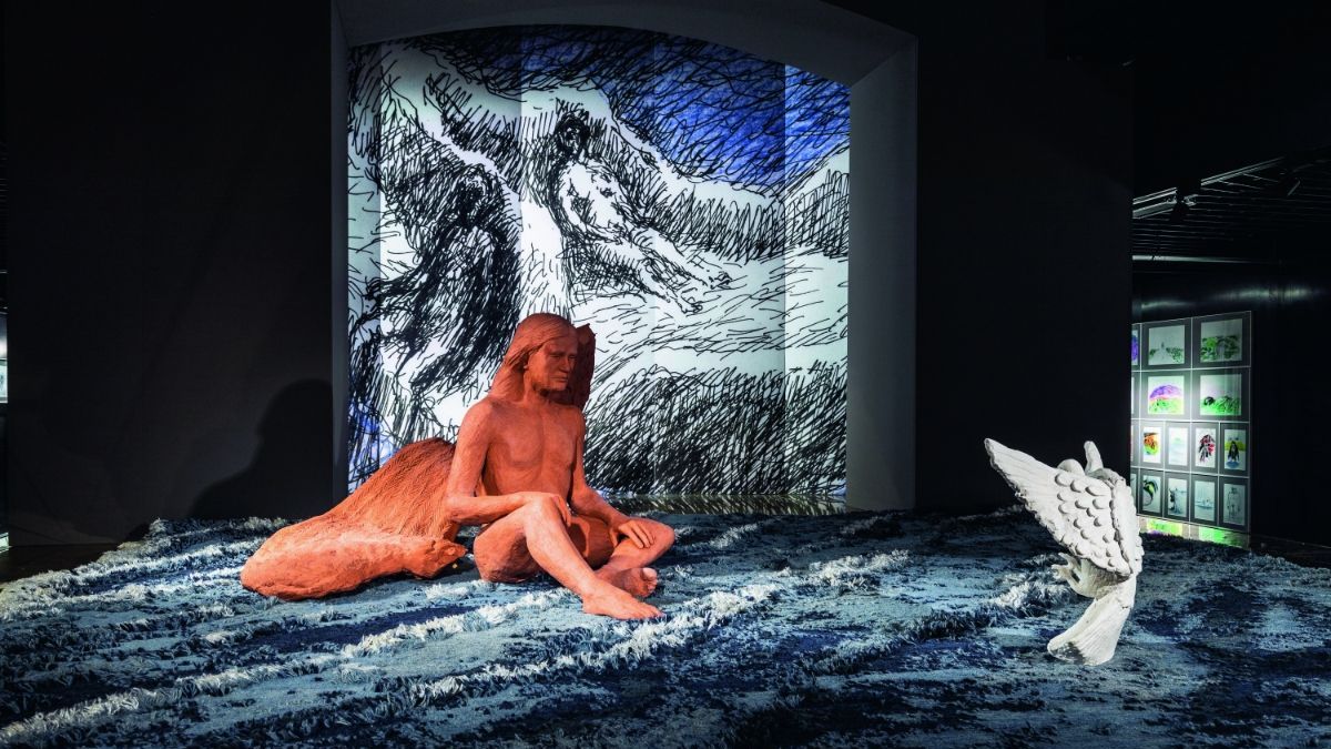  L&rsquo;installazione di Francesco Binfar&eacute; esposta nella mostra, realizzata con le opere &ldquo;Angelo&rdquo;, &ldquo;Colombo&rdquo;, &ldquo;Superstiti&rdquo; e tappeto &ldquo;Mare&rdquo; della collezione privata Edra. 