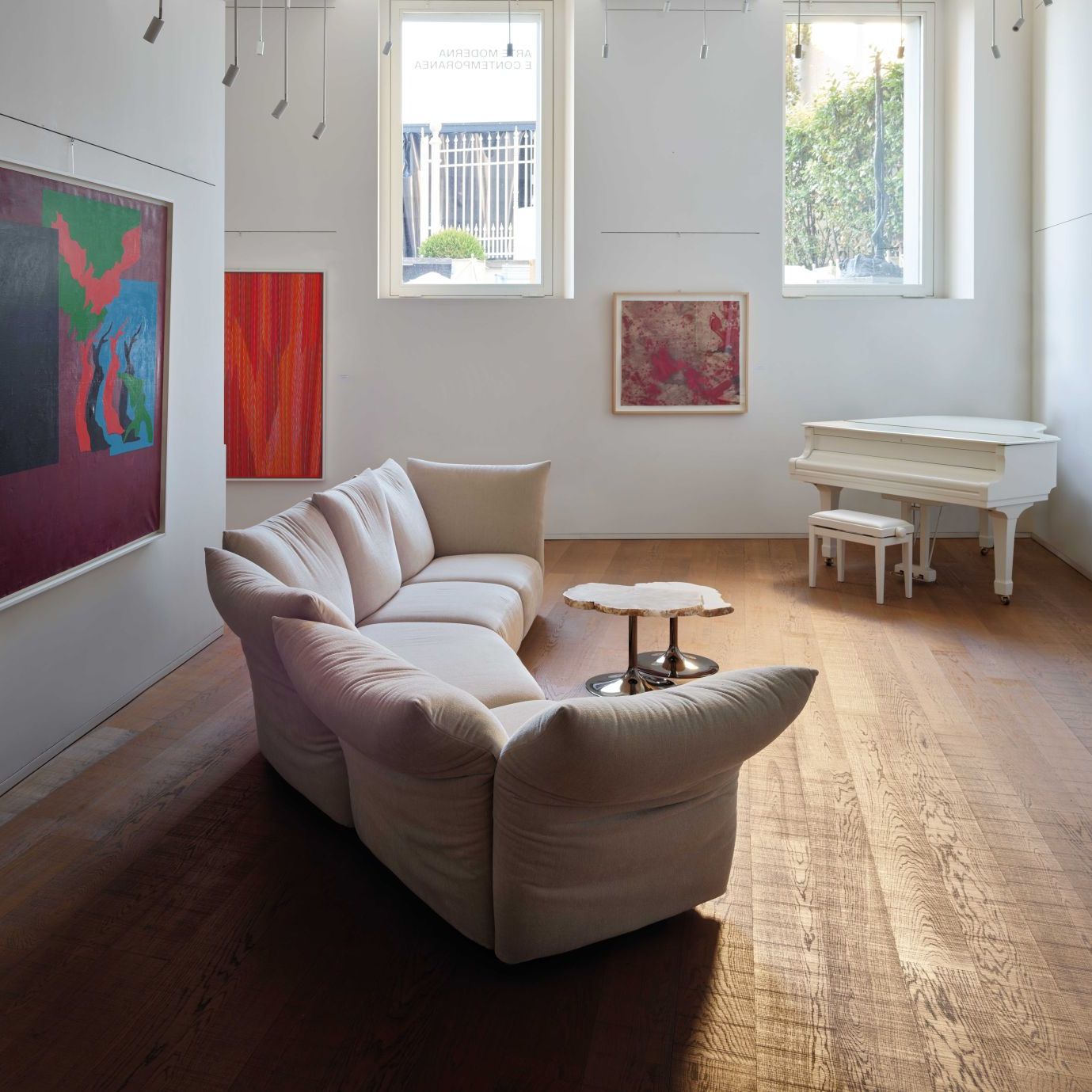   Standard  at the groundfloor of the gallery. 