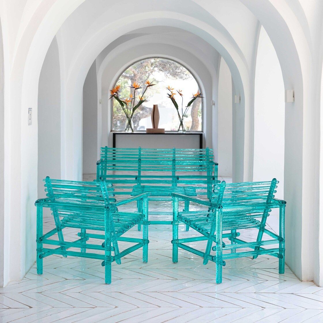  La collezione  A&rsquo;mare  risalta sul pavimento in ceramica bianca di Vietri e porta la suggestione dell&rsquo;acqua sotto i portici bianchi della villa. 