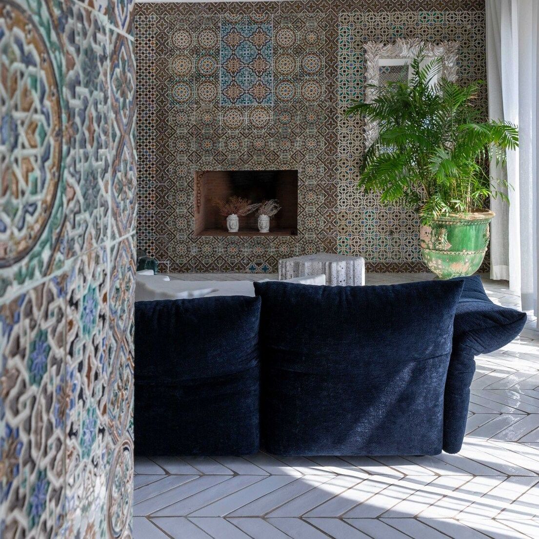   Standard &nbsp;all&rsquo;interno di una delle sale della villa. I colori del divano richiamano le tonalit&agrave; blu delle ceramiche e delle porte in legno. 