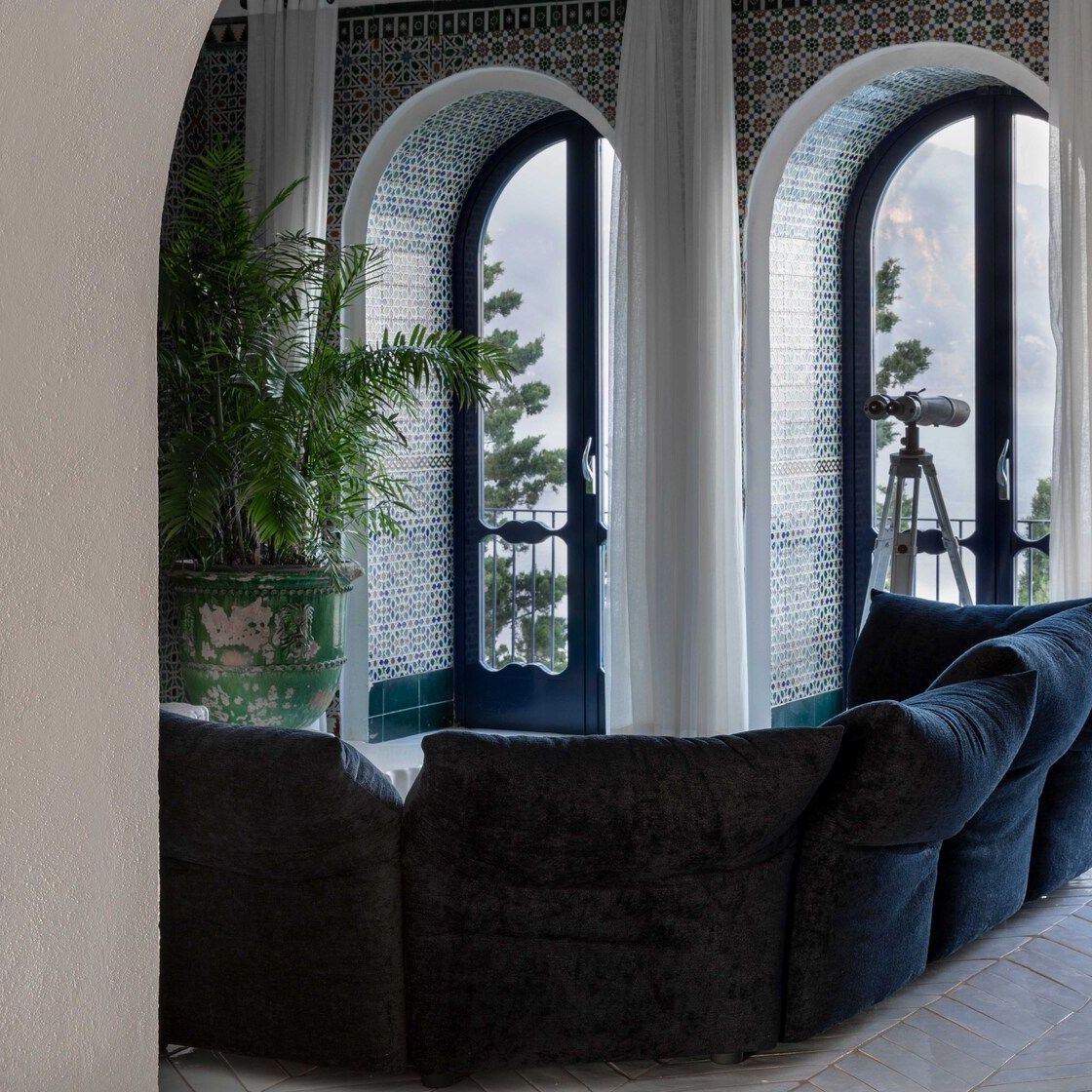   Standard  all&rsquo;interno di una delle sale della villa. I colori del divano richiamano le tonalit&agrave; blu delle ceramiche e delle porte in legno. 