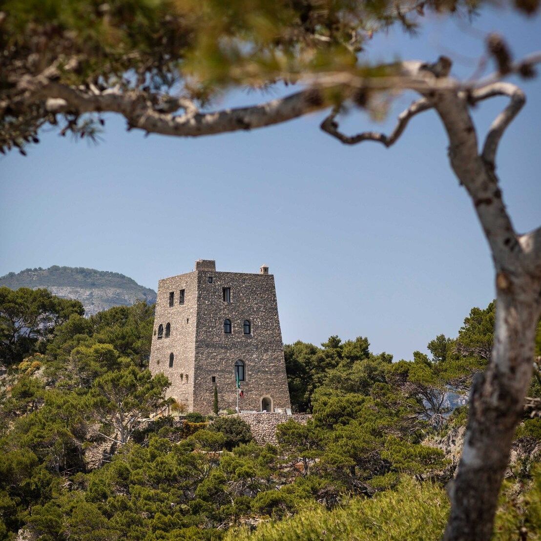  La torre saracena fatta restaurare da L&eacute;onide Massine. 