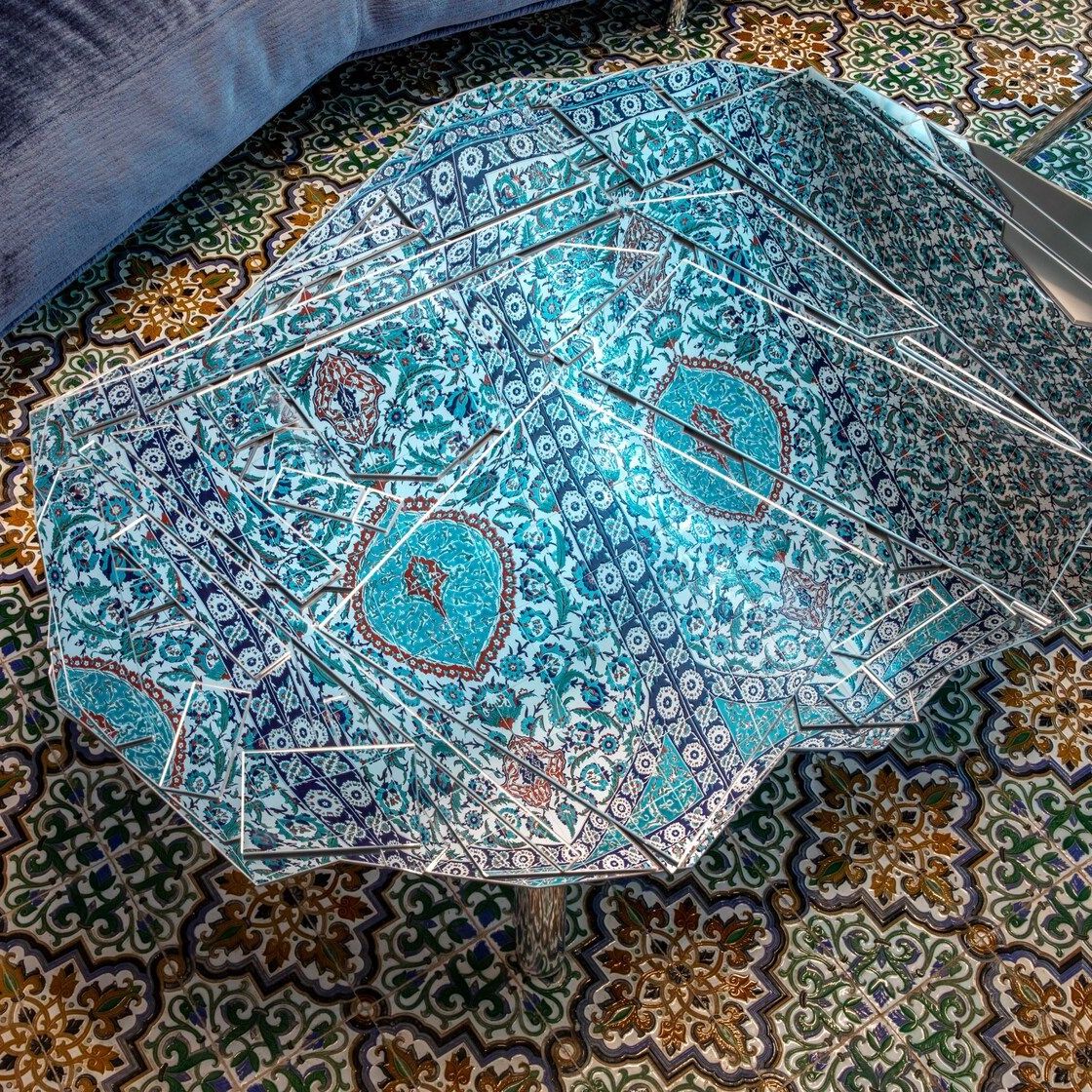   Standalto  e Brasilia.&nbsp;The sofa by Francesco Binfar&eacute; and the mirrored coffee tables by the Campana brothers in one of the rooms of the central villa of Li Galli: a vaulted room entirely covered with Ottoman majolica, commissioned by Rudolf Nureyev. 