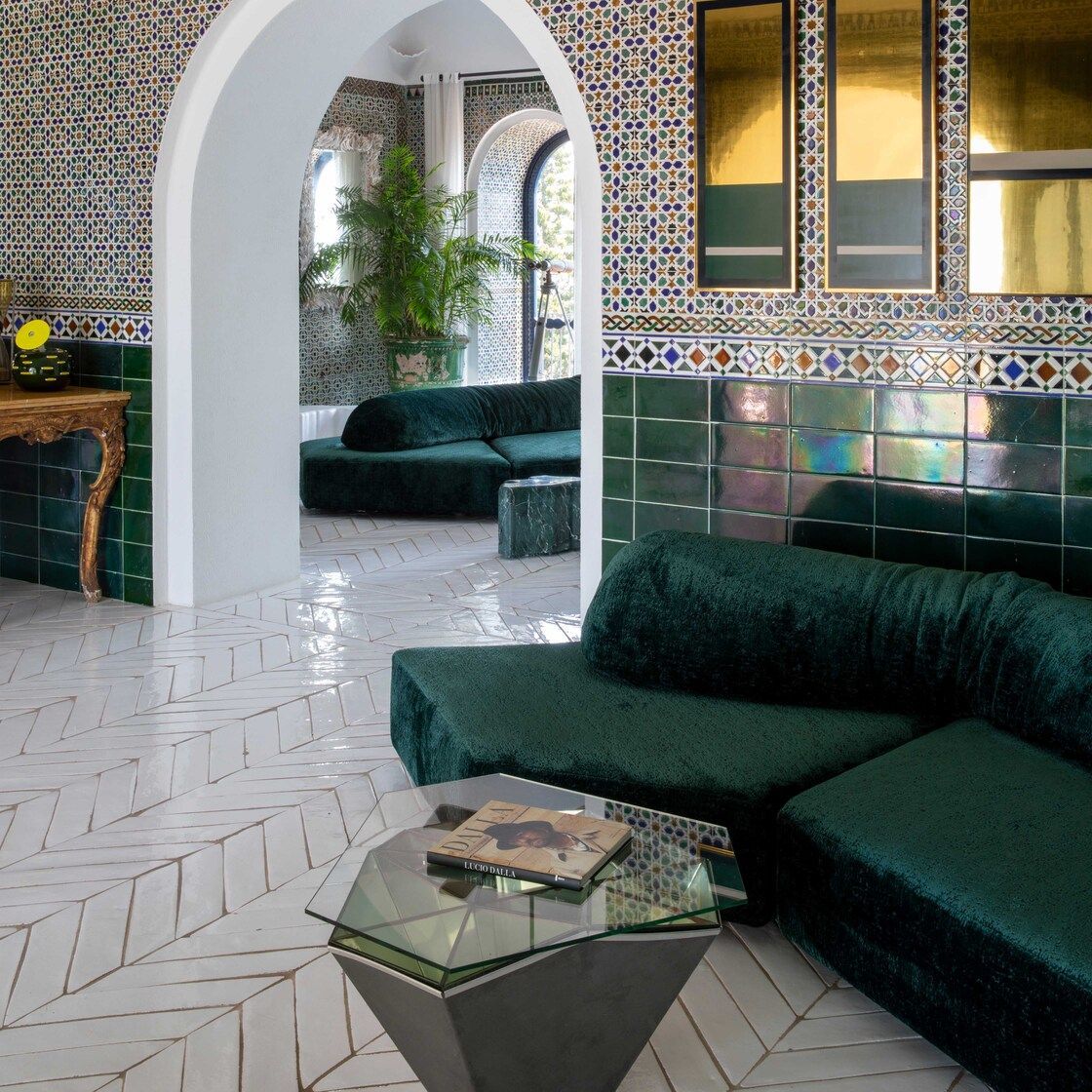   On the Rocks  nel colore verde petrolio arreda il living della villa 