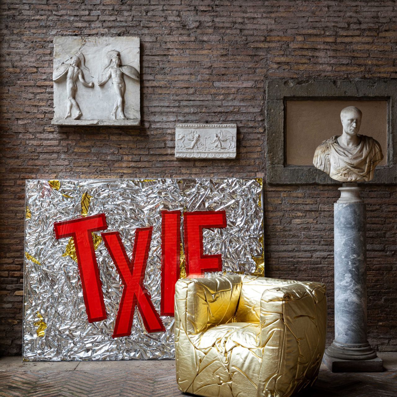   Sponge . La poltrona di Peter Traag vicino all&rsquo;opera TXIE di Maria Cristina Finucci. 