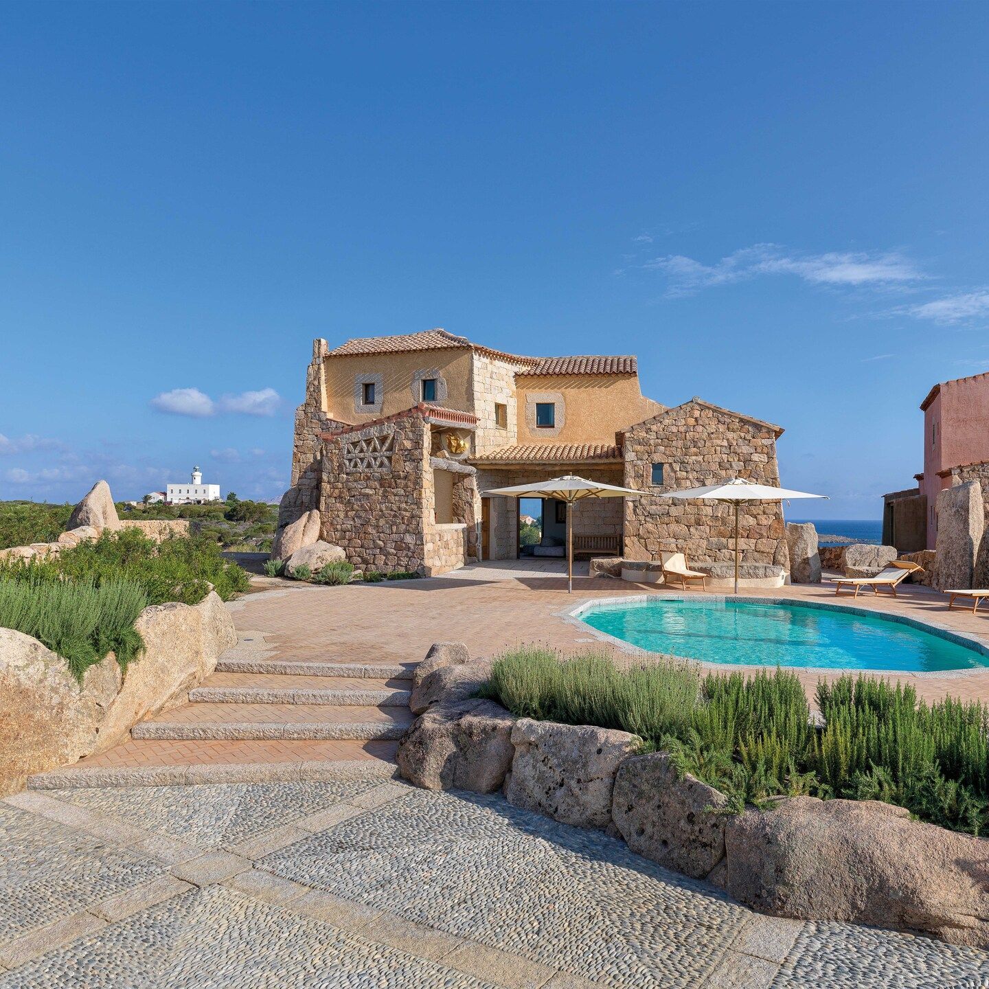  Il Faro. La villa progettata come una scultura abitabile dall&rsquo;architetto Savin Cou&euml;lle in Costa Smeralda. 