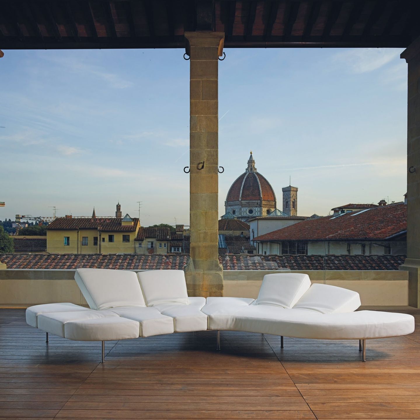   Flap  sulla terrazza del Verone. Sullo sfondo l&rsquo;Opera di Santa Maria del Fiore a Firenze. 