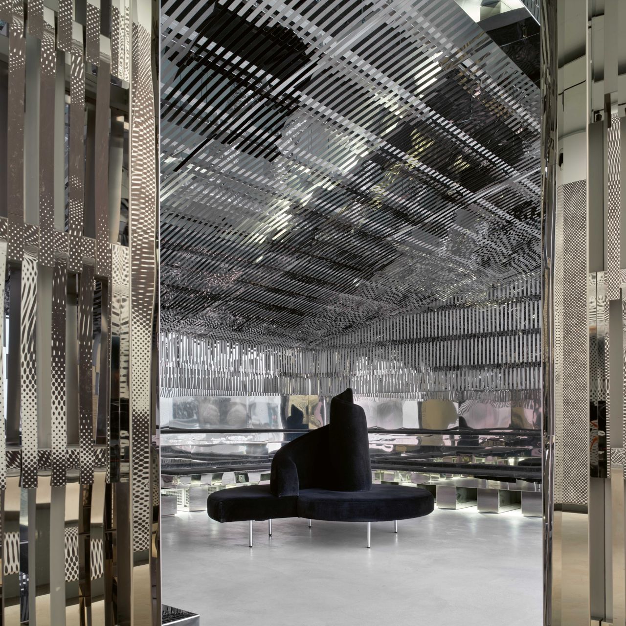   Tatlin  Dans la salle de l'ar&egrave;ne &agrave; l'occasion de l'exposition &laquo;Jr. D&eacute;plac&eacute; &middot; e &middot; s ". 