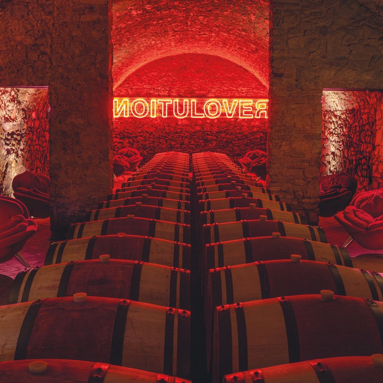   Rose Chair.  Filari di rose, simbolo dell&rsquo;amore, con l&rsquo;opera &ldquo;Revolution / love&rdquo; di Kendell Geers. 