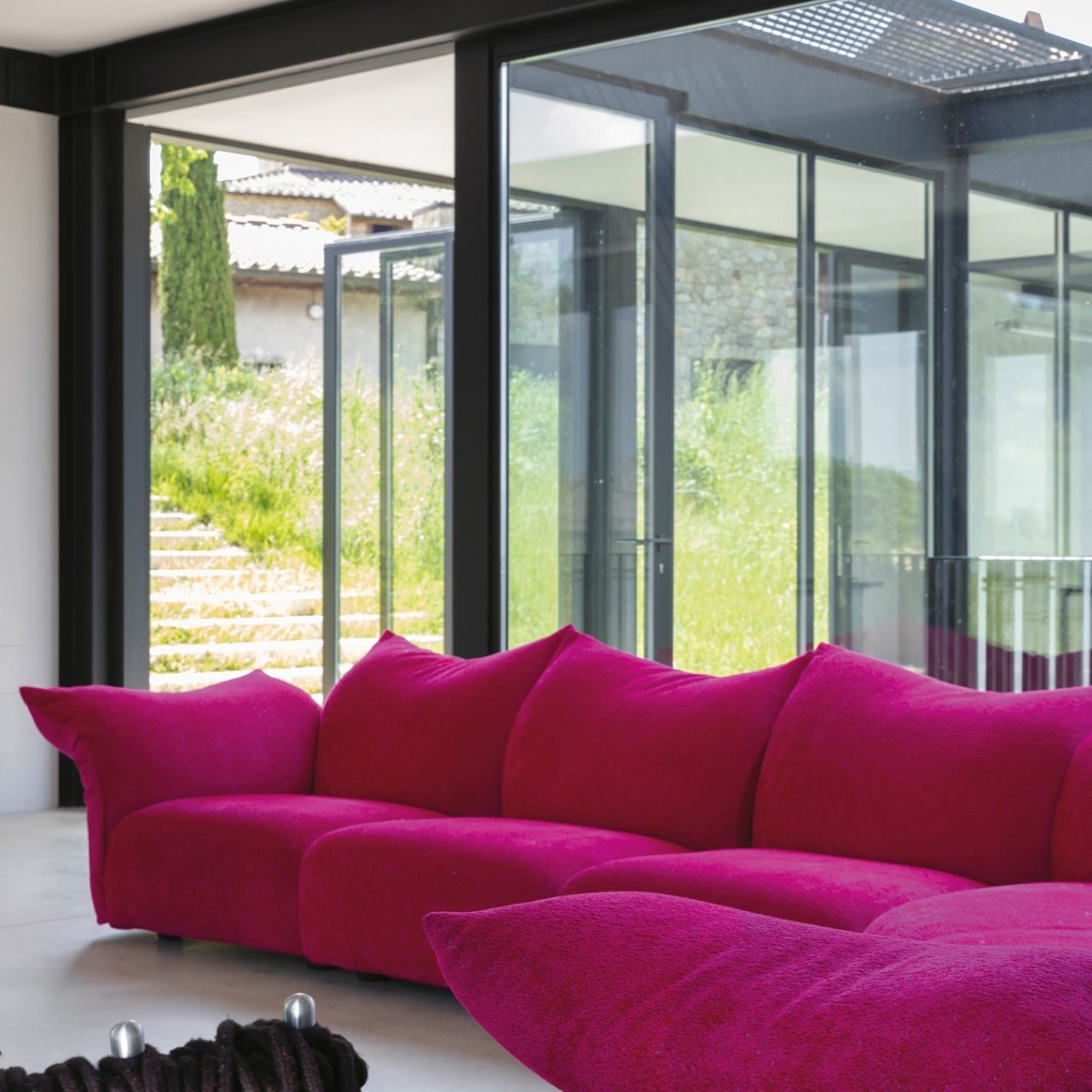   Standard  in fucsia accoglie gli ospiti nella parte nuova della cantina. 