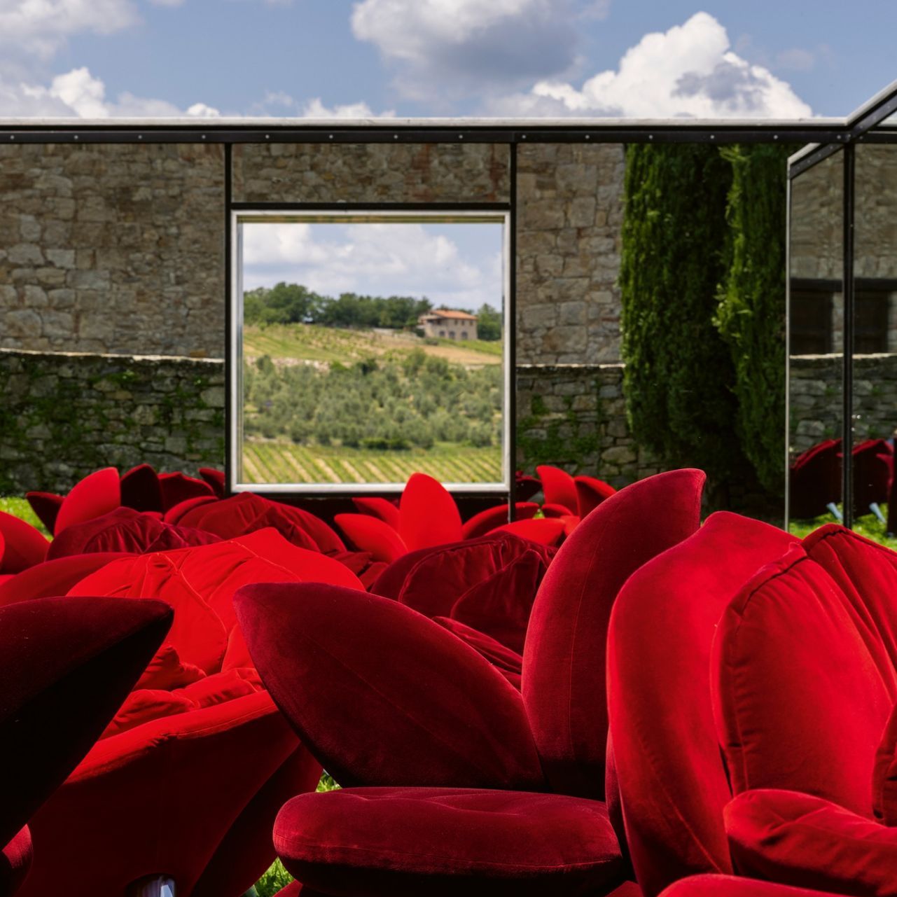   Gesuen  Un dettaglio dei modelli di fronte all&rsquo;opera &ldquo;Sulle vigne: punti di vista&rdquo; di Daniel Buren: un salone delle feste a cielo aperto da cui ammirare il paesaggio 
