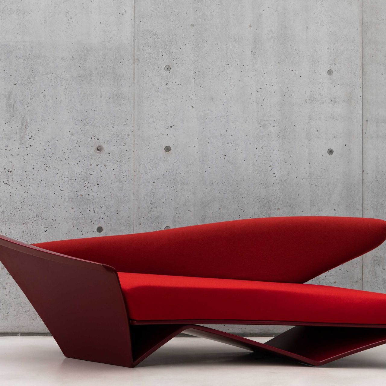  Red. Il divano di Zaha Hadid per Edra fotografato all&rsquo;interno del MAXXI. 