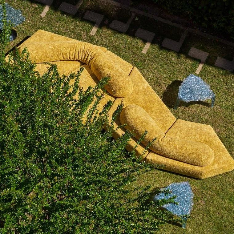  On the Rocks Outdoor e Veronica. Il divano rivestito in Every Stone Royal Yellow e i coffee table nel giardino progettato da Carlo Scarpa. 