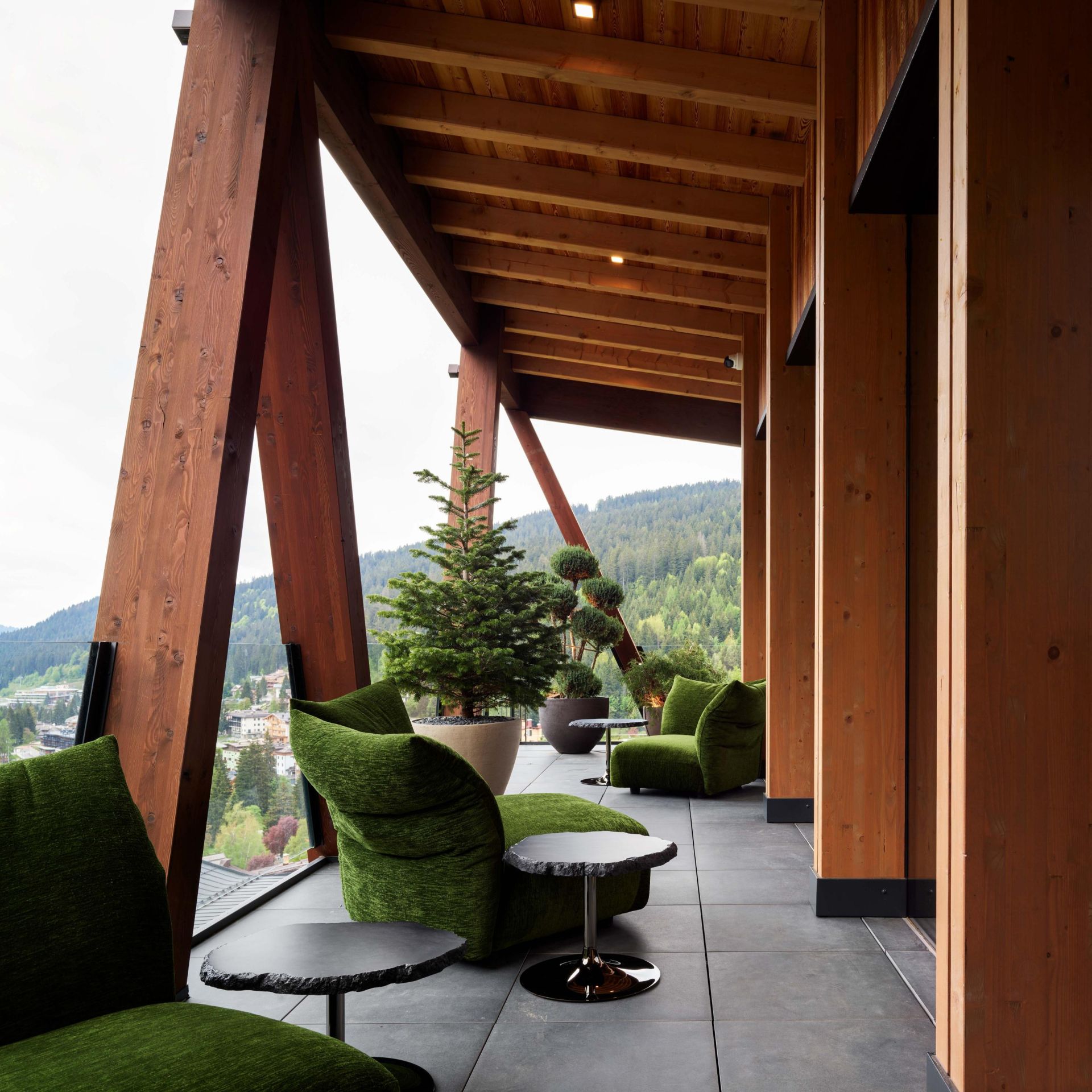   Standard Outdoor  mit Bezug aus Every Place in der Farbe Moos gestaltet zusammen mit  Cicladi  die Loggia. 