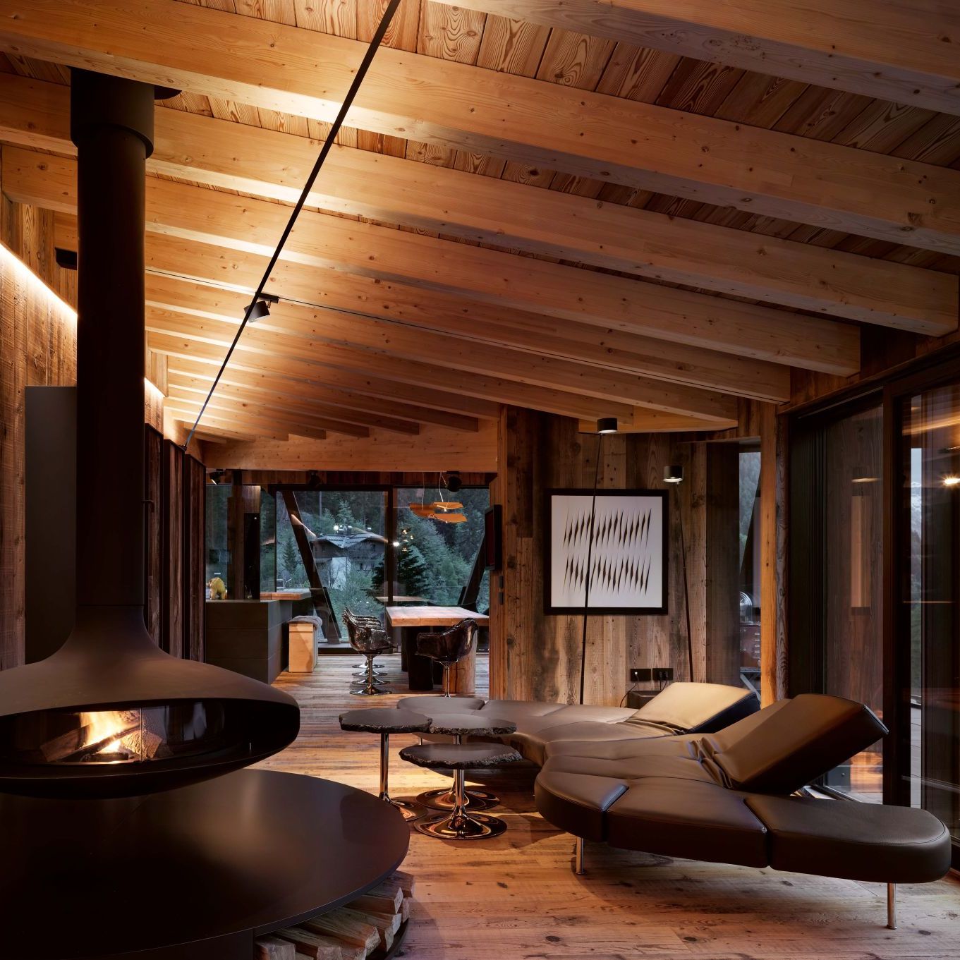   Flap  und  Cicladi  im Wohnbereich, der sich zum Esszimmer &ouml;ffnet, greifen mit ihrer Farbgebung die Details aus br&uuml;niertem Stahl in Architektur und Innenraumgestaltung auf. 