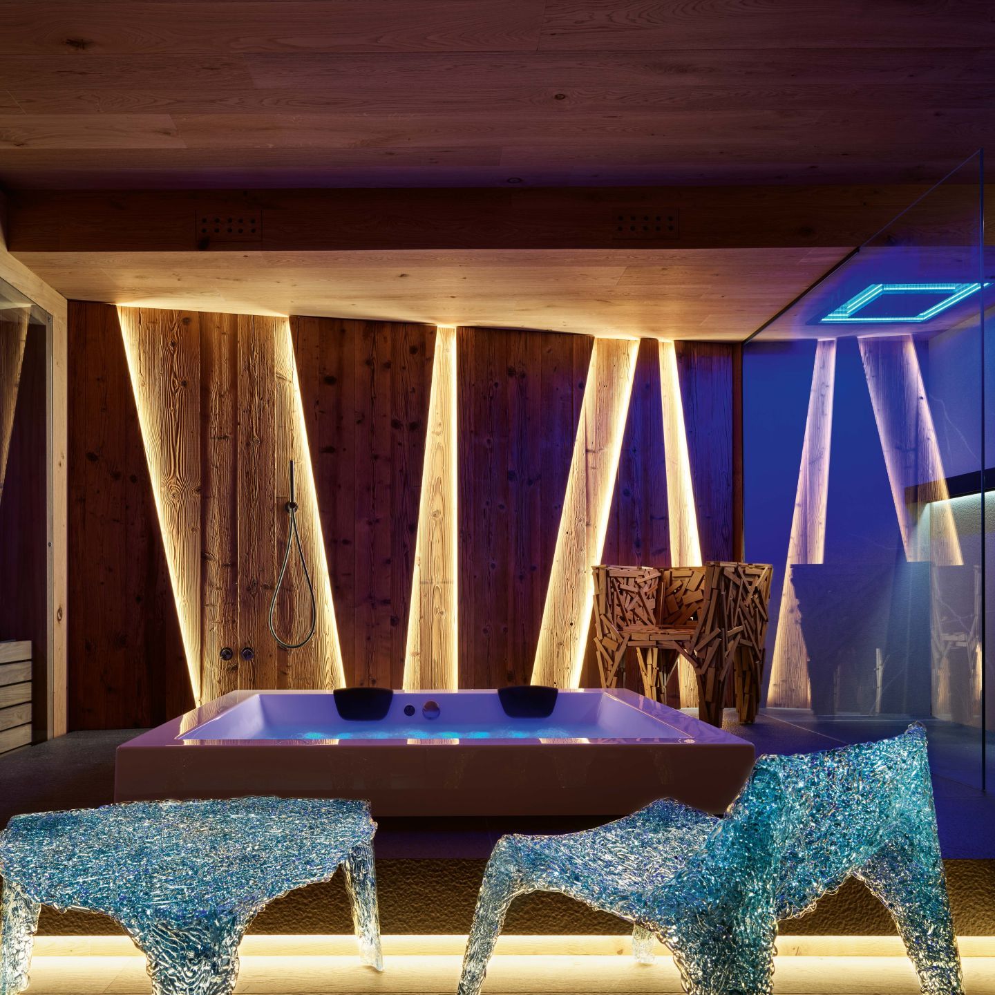   Kollektion   Veronica  und  Favela . Die Sessel und der Tisch harmonieren mit den Farben und Materialien des Spa-Innenbereichs und der gro&szlig;en Whirlpoolwanne. 