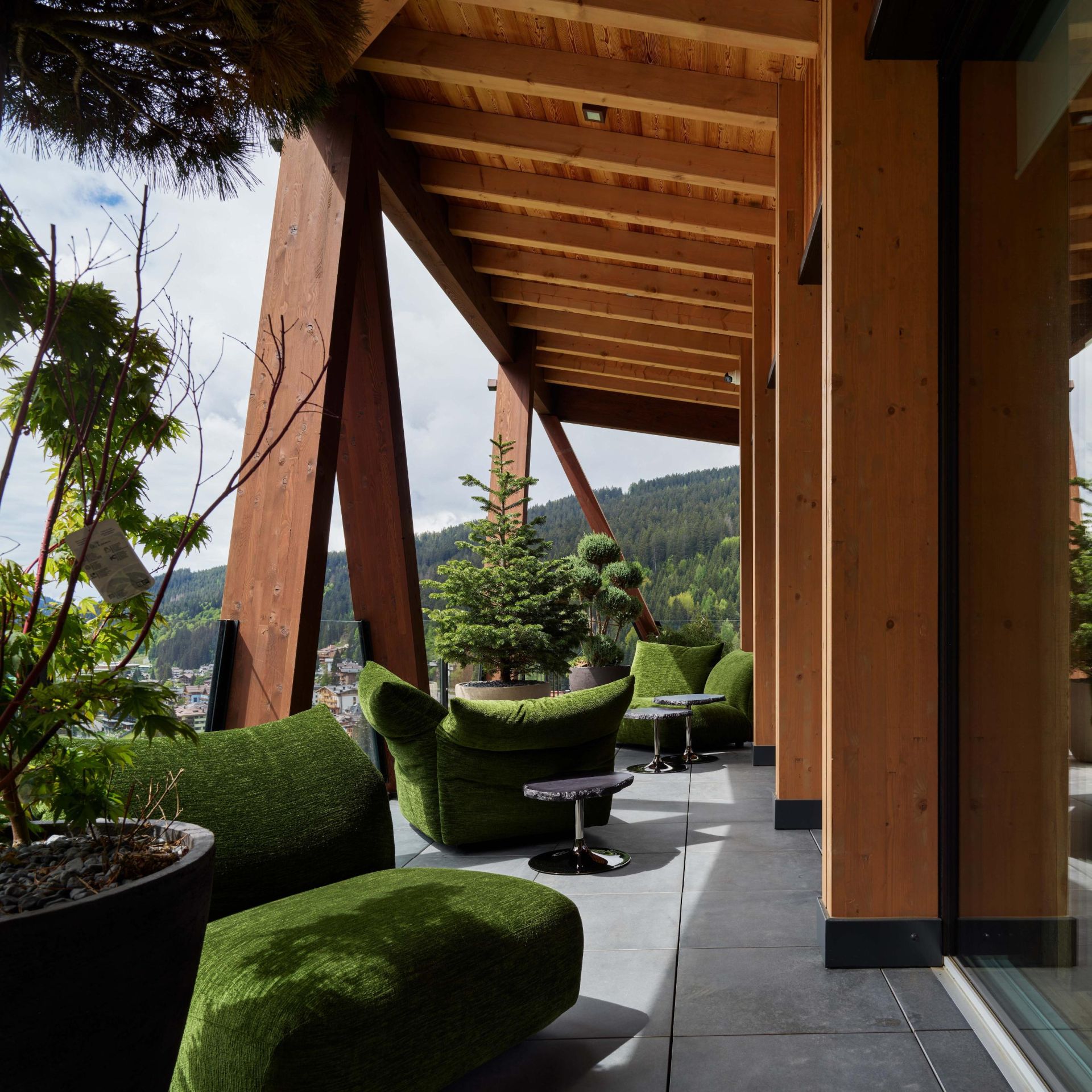   Standard Outdoor  mit Bezug aus Every Place in der Farbe Moos gestaltet zusammen mit  Cicladi  die Loggia. 