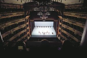  Teatro alla Scala.&nbsp;Un&rsquo;immagine del balletto &ldquo;Largo: giardino con la luna piena&rdquo;, ideato da Matteo Levaggi con suggestione scenografica dell&rsquo;artista Samantha Stella. 