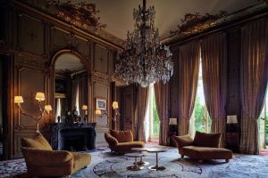  Standway, Ines e Cicladi. Tre chaise longue del divano con piede Pepita e rivestimento Pure Gold della collezione Minerals, insieme alla lampada dorata e ai tavoli di alabastro, arredano il prezioso Salone delle Allegorie. 