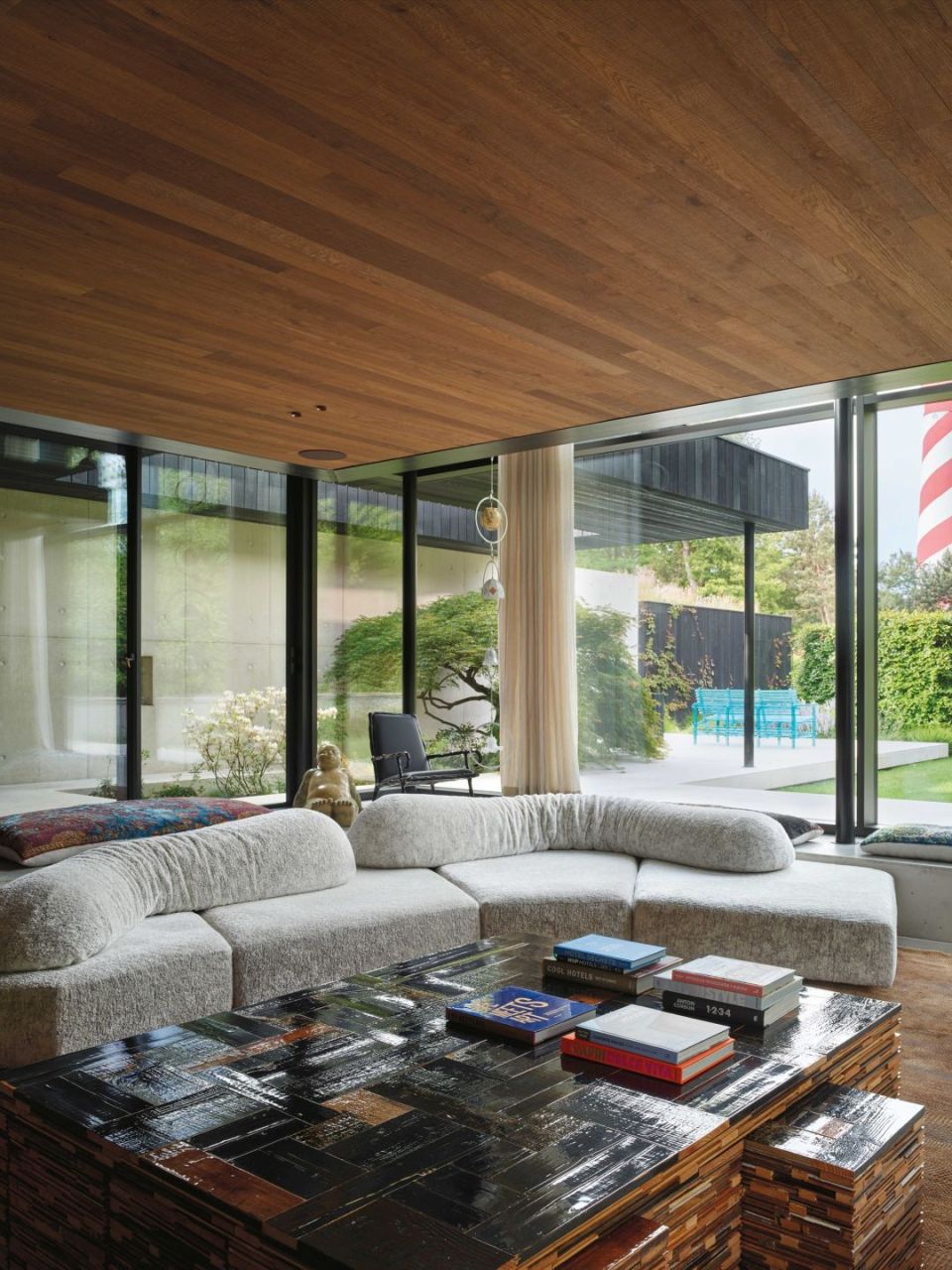   On the Rocks.  Il divano apre, nel soggiorno della villa, una visuale a 360 gradi sul paesaggio. Insieme le opere di Maarten Baas, Piet Hein Eek e Anton Gaud&igrave;. 