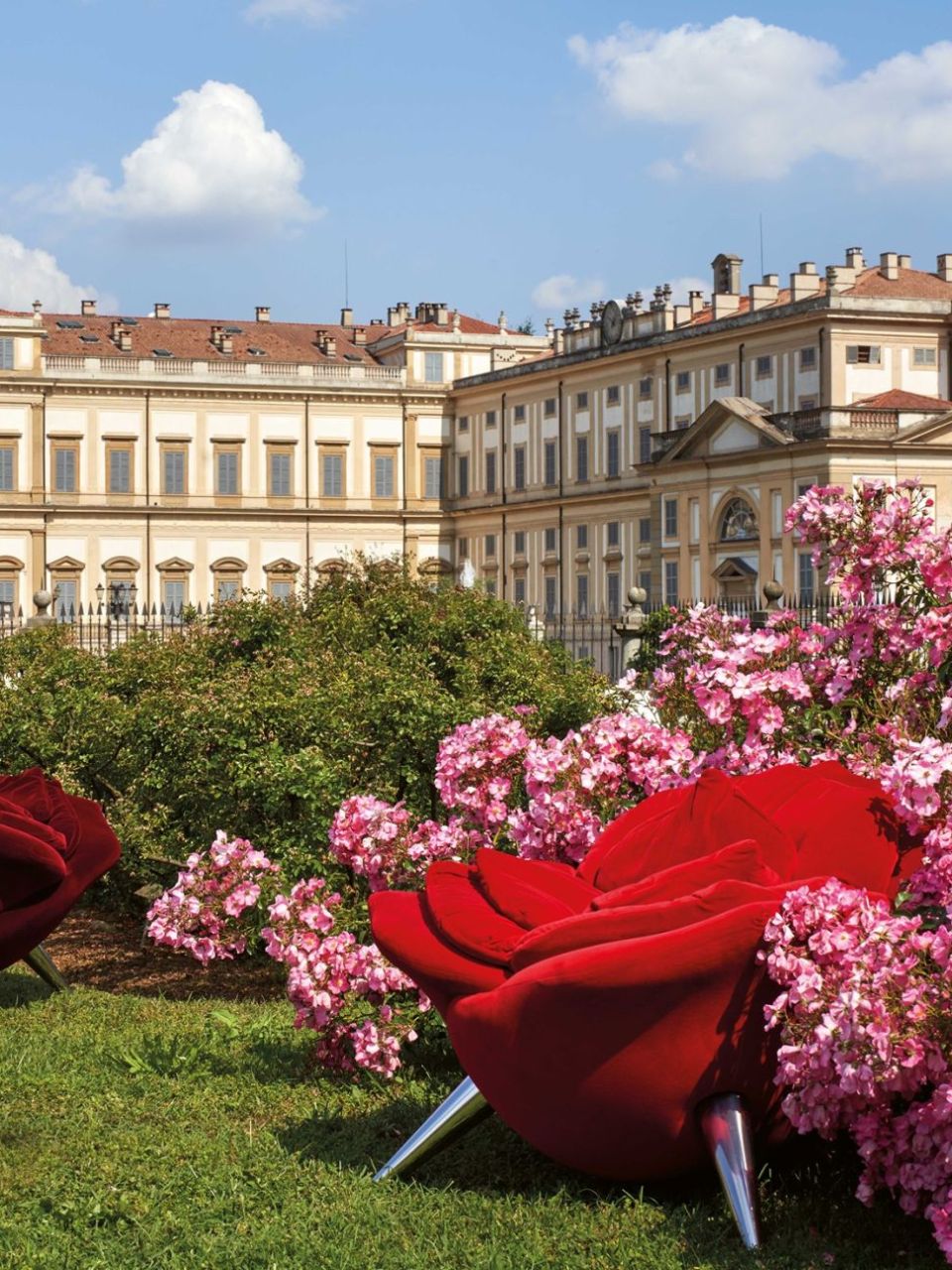   Rose Chair.  Le poltrone fioriscono tra le quattromila variet&agrave; di rose nell&rsquo;Avancorte di fronte all&rsquo;Orangerie. 