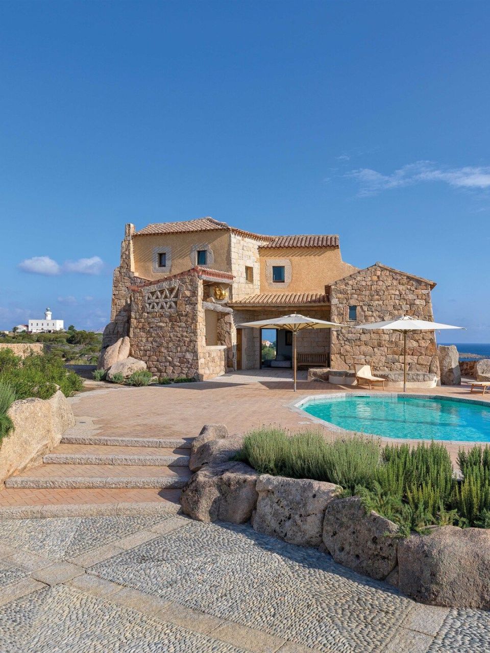  Il Faro. La villa progettata come una scultura abitabile dall&rsquo;architetto Savin Cou&euml;lle in Costa Smeralda. 