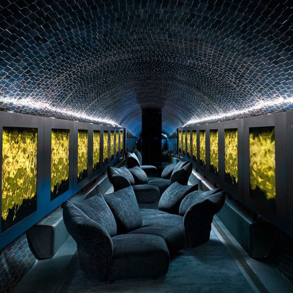   Standard . Harmony of movement between the sofa by Francesco Binfar&eacute; thanks to the Smart Cushion that tilts the armrests and backrests and the work of Plessi, which flows through the gallery like a river 