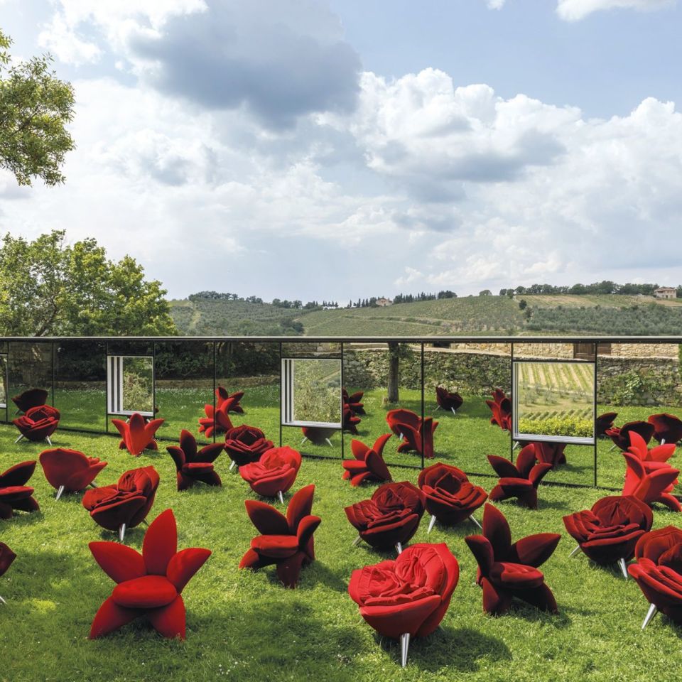   Rose Chair  e&nbsp; Getsuen  It blooms in the garden of the work "On the vineyards: points of view" by Daniel Buren: a hall of open -air holidays from which to admire the landscape. 